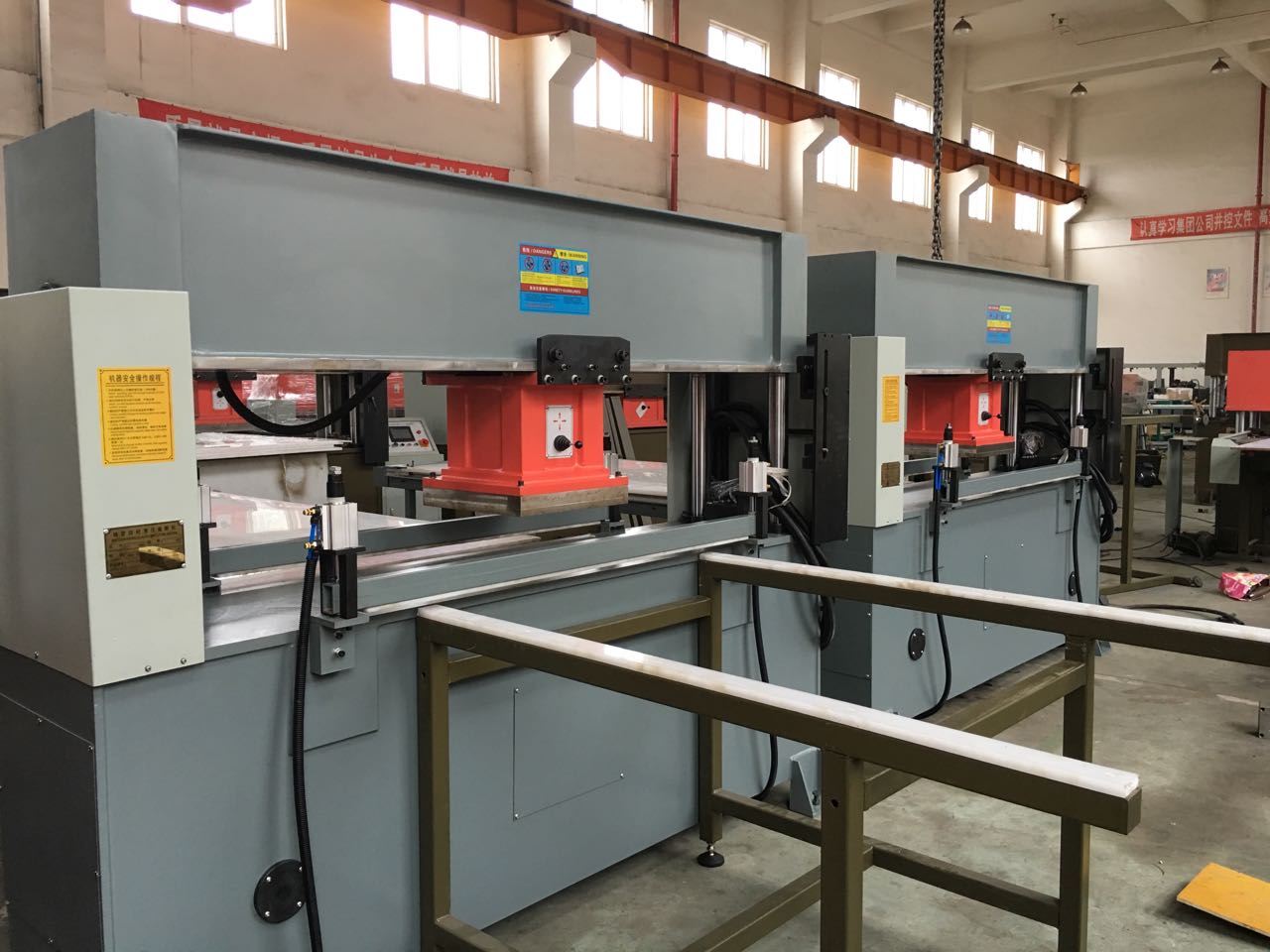 HG-607全自動(dòng)電腦移動(dòng)頭裁斷機(jī)出口現(xiàn)場(chǎng)